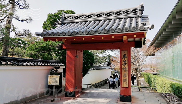 京都の世界遺産 宇治の平等院の南門
