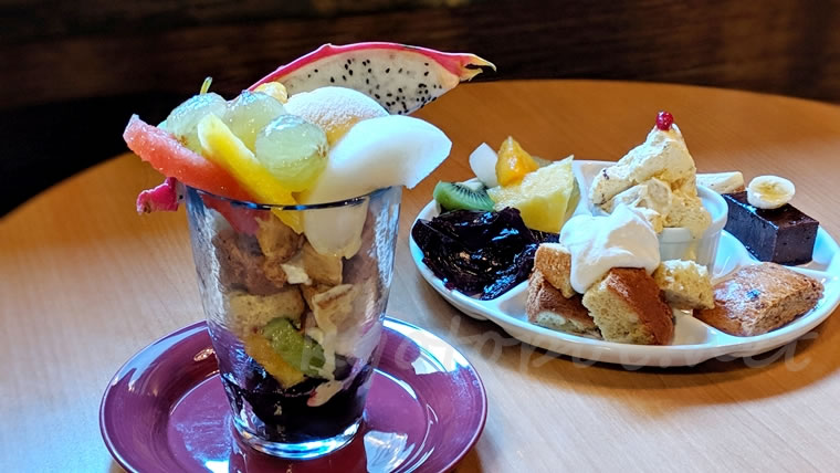京都祇園のカフェオパール スイーツ盛合せ＆フルーツパフェ